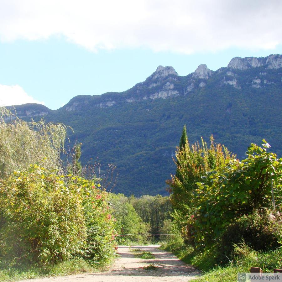 Les Patins A Roulottes Villa Yenne Buitenkant foto